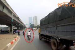 Tạt đầu ô tô, người đàn ông thoát chết trong gang tấc