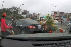 Người phụ nữ lái ô tô đầy ngang ngược, thách thức người đi đường ở Hà Nội