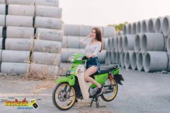 Hotgirl 'nóng bỏng' khoe dáng bên Cub Fi độ của biker nước bạn