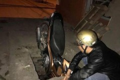 Nam thanh niên cùng xe máy bất ngờ ngã xuống hố sâu trên vỉa hè