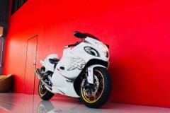 Suzuki Hayabusa 'Gã béo phì' sành điệu bên option hàng hiệu