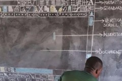 Microsoft tặng thầy giáo vẽ MS Word lên bảng đen một chiếc PC để tiện cho việc giảng dạy