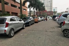 Tràn lan bãi trông giữ xe không phép: Ngân sách thất thu, tiền vào túi riêng