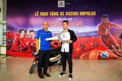 Suzuki Việt Nam trao tặng xe tay ga Impulse 125 FI cho tiền vệ Nguyễn Quang Hải