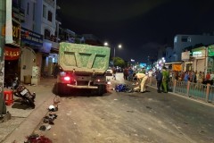 TP Hồ Chí Minh: Xe ben cuốn gần 10 xe máy vào gầm