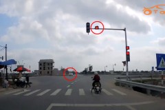 Vội vàng qua ngã tư, xe bán tải bị đâm lật nhào