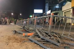 Xe ben tông sập dải phân cách, cuốn hàng loạt xe máy vào gầm