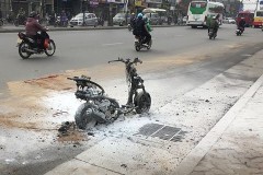 Xe máy đang chạy bỗng bốc cháy dữ dội