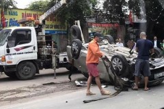 Xe ôtô lật ngửa sau khi đâm vào một xe khác