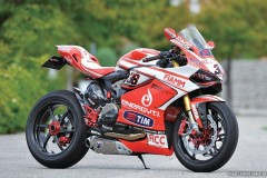 Ducati 1199 Panigale lôi cuốn với loạt trang bị hàng hiệu và bộ cánh tem đấu