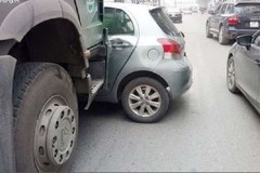 Hà Nội: Va chạm với xe đầu kéo, tài xế xe con thoát chết