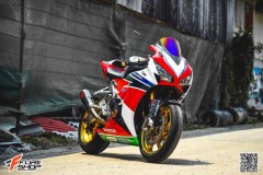 Honda CBR1000RR nổi bật hơn với những nâng cấp đồ chơi cao cấp