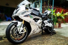 Mãn nhãn với BMW S1000RR độ bộ cánh full crom táo bạo