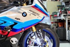 BMW S1000RR nổi bật với dàn chân đắt giá