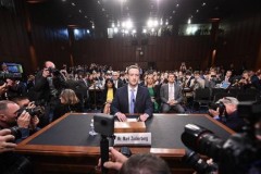 Mark Zuckerberg ngập ngừng khi bị Thượng Nghị sĩ hỏi "Tối qua nghỉ ở khách sạn nào?"