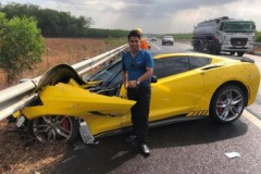 Chevrolet Corvette C7 màu vàng bị tai nạn nát đầu