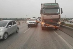 Tài xế bỏ lại xe container, cầu Thanh Trì ùn tắc nghiêm trọng