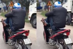 Triệu tập nam thanh niên dùng chân lái xe máy giữa quốc lộ
