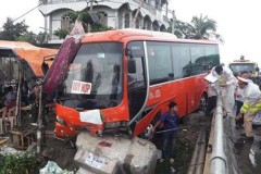 Va chạm với xe ô tô, người phụ nữ bị tông rơi xuống sông