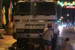Xe tải tông 2 xe máy đang dừng đèn đỏ, 4 người thương vong