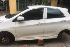 2 chiếc Kia Morning bị trộm bánh xe trong cùng buổi sáng