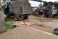 Bé gái 3 tuổi tử vong dưới gầm xe tải trên đường đi học