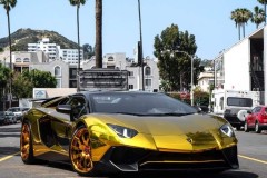 Lamborghini Aventador SV Roadster độ theo phong cách giày Nike