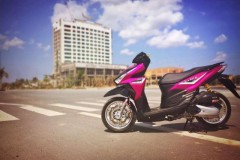 Click 125 độ dàn áo hồng nam tính và bánh căm đầy phá cách