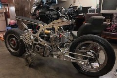 Phong cách Batman được thể hiện đầy đủ qua chiếc xe được độ lại của Biker Việt