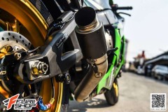 Kawasaki ZX-10R tạo dáng cực ngầu bên dàn chân Marchesini