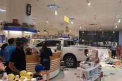 Kon Tum: Nữ lái xe Ford Ranger húc đổ xe máy, lao thẳng vào sảnh nhà sách
