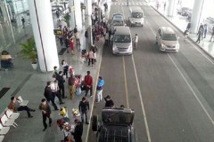 Nhức nhối taxi dù ồ ạt tràn vào sân bay: Chẳng lẽ bó tay?