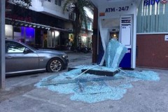 Ô tô BMW tông nát trụ ATM ngân hàng