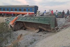 Tàu SE19 đâm xe tải "hổ vổ" chở đá, lật 8 toa tàu, 10 người thương vong