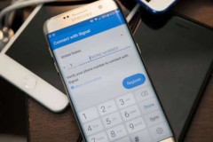 Việc đưa tay cầm điện thoại lên cao không giúp nhận sóng tốt hơn