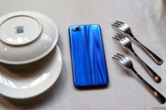 Trên tay Honor 10: màn hình "tai thỏ", vi xử lý Kirin 970, hỗ trợ sạc nhanh, camera kép