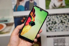 Sharp Aquos R2: Màn hình tai thỏ, Snapdragon 845, camera chuyên chụp phong cảnh