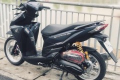 Vario 150 độ khoe dáng trong sân vận động thể thao