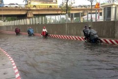 Vừa thông xe, hầm chui Bình Triệu ngập sâu sau trận mưa nhỏ