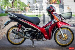 Wave 125i độ - chú cá mập hung tợn khoe dáng bên đền thờ linh thiêng