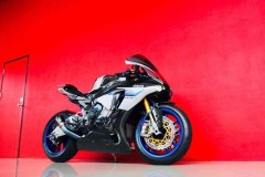 Yamaha R1M hấp dẫn hơn với gói độ Carbon fiber và nhiều option đồ chơi cao cấp