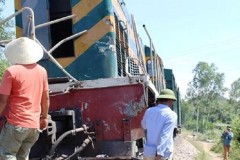 Băng qua đường ngang, xe tải bị tàu hỏa đâm văng xuống ruộng