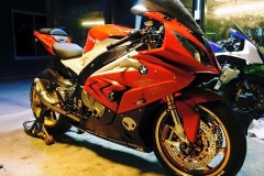BMW S1000RR Superbike rực rỡ dưới ánh đèn đường phố