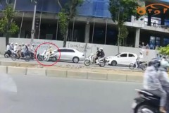 CSGT bất lực trước dòng người vi phạm đi ngược chiều trên đường Xuân Thuỷ