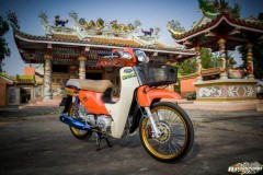 Cub Fi độ - sắc cam lòe loẹt khoe dáng bên ngôi đền linh thiêng