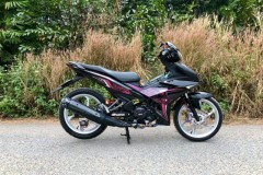 Exciter 150 độ khoe dáng bên bải cỏ cháy nắng mùa hè