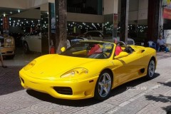 Siêu xe Ferrari F360 Spider khoác dàn áo vàng rực rỡ xuống phố