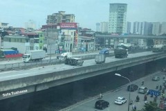 Hai xe tải va chạm trên đường vành đai 3, tài xế nhập viện cấp cứu