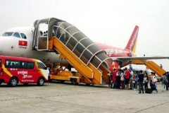 Khách ném điện thoại rách mí mắt nhân viên hàng không bị cấm bay