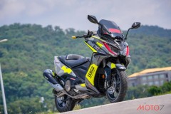 Kymco AK550 bản độ rạng ngời với phong cách tem đấu